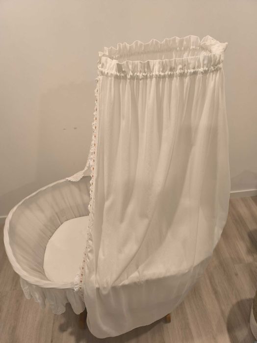 Berço com forra muito elegante