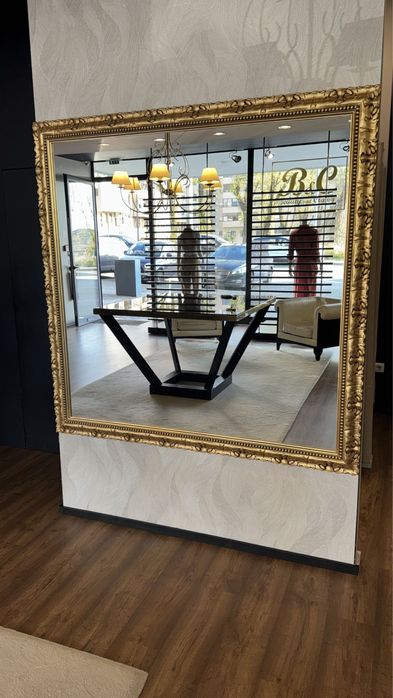 Espelho com moldura em madeira em dourado