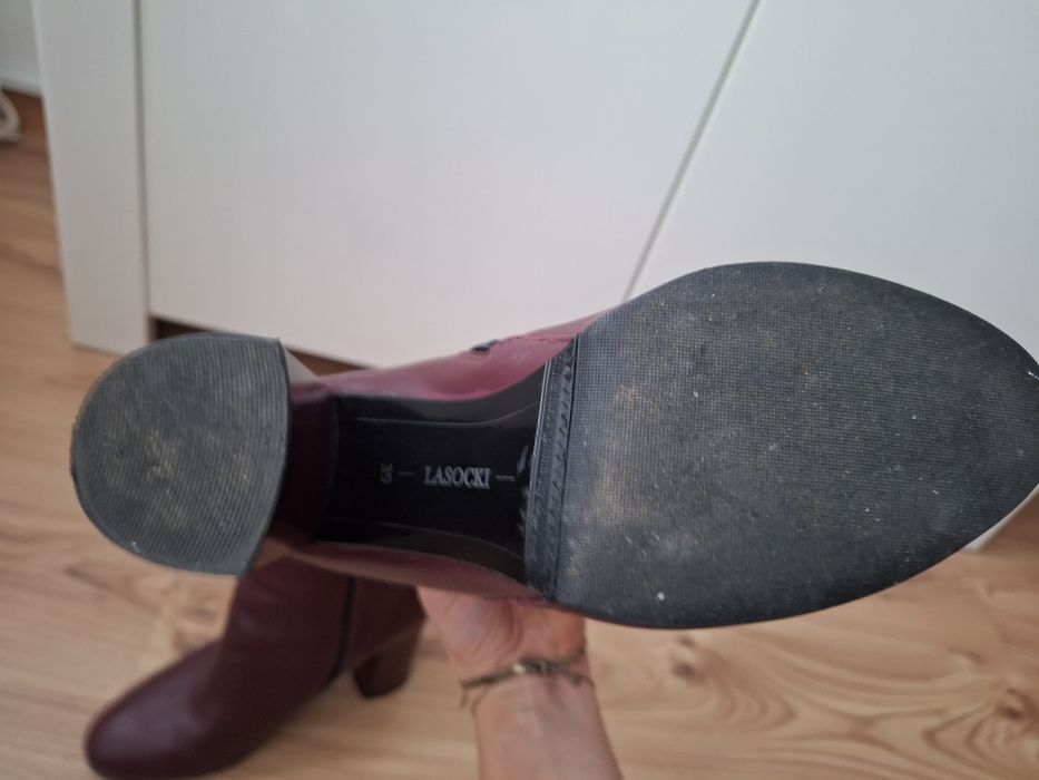 Botki Lasocki na słupku