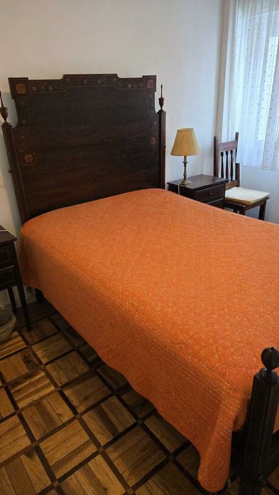 Quarto completo (cama + 2 mesas + cómoda) – madeira maciça