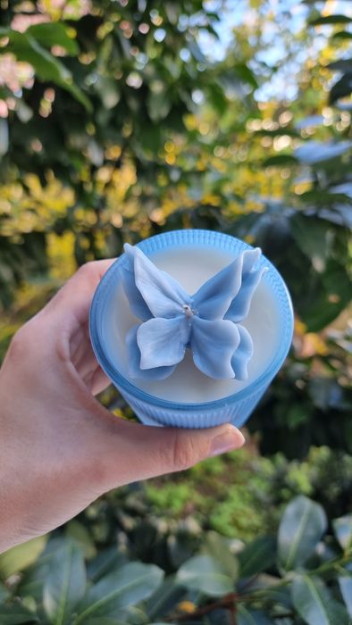 Świeca sojowa w niebieskim ryflowanym szkle z motylem 3D