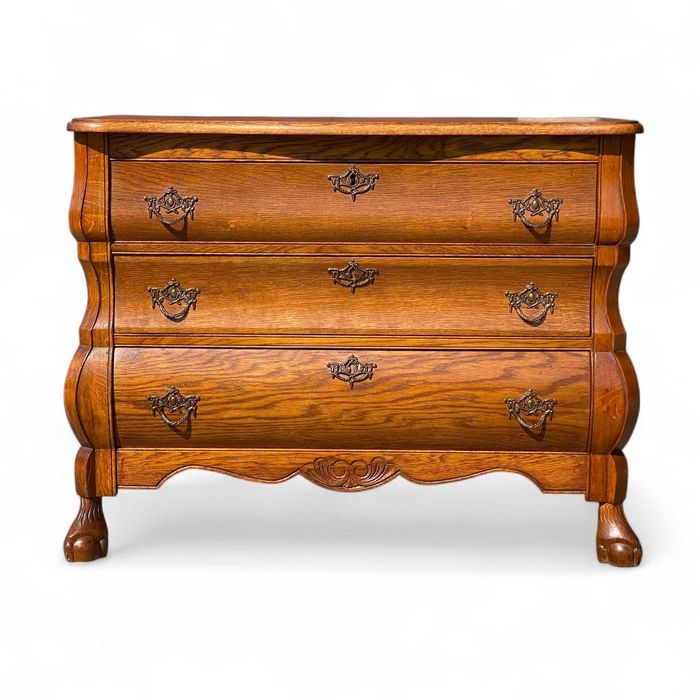 Stylowa brzuchata komoda na rzeźbionych nogach