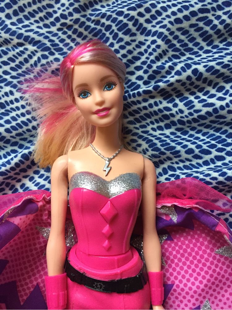 Barbie superheroina online