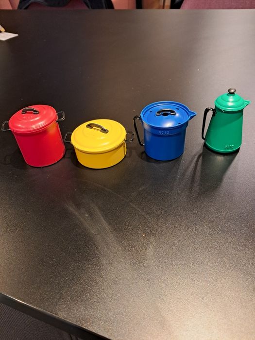 Brinquedos e carros miniaturas  da Pepe clássico.