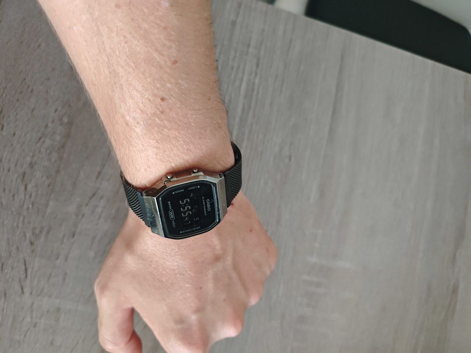 Relógio Casio A168WE - preto com pulseira malha aço.