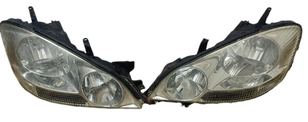 Toyota Avensis Verso lampy przednie lewa i prawa