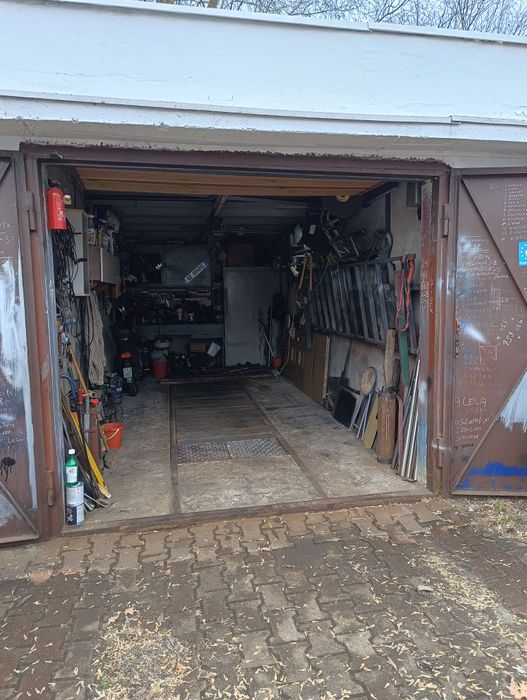 Garaż murowany z warsztatem