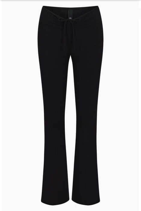 штани в рубчик skims soft lounge ruched pant