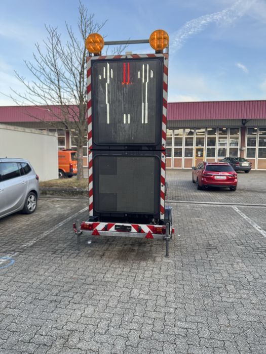 Przyczepa sygnalizacyjna ledowa .