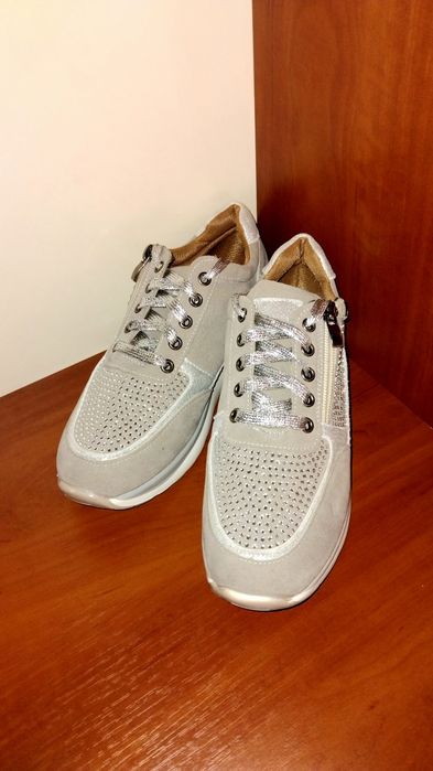 Крассовки ( 38 размер )