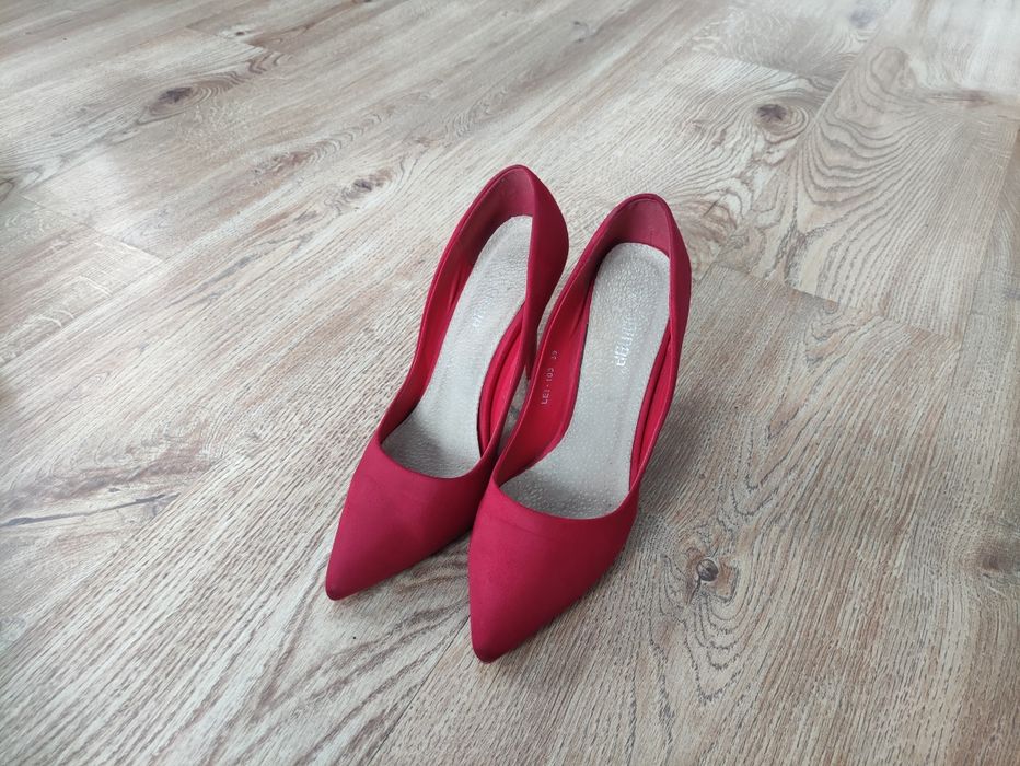 Czerwone szpilki z ostrym czubkiem