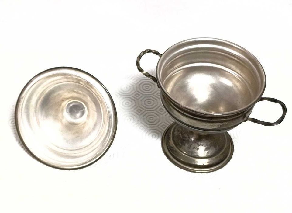 Taça antiga com tampa e banho de prata