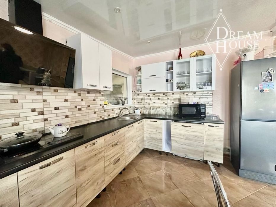 Продаж недобудованого будинку з гаражем для Фури