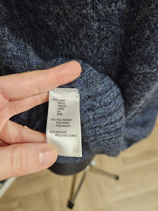 Długi ciepły sweter z luźnym golfem