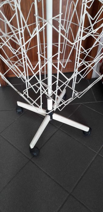 expositor com rodas e rotativo em bom estado