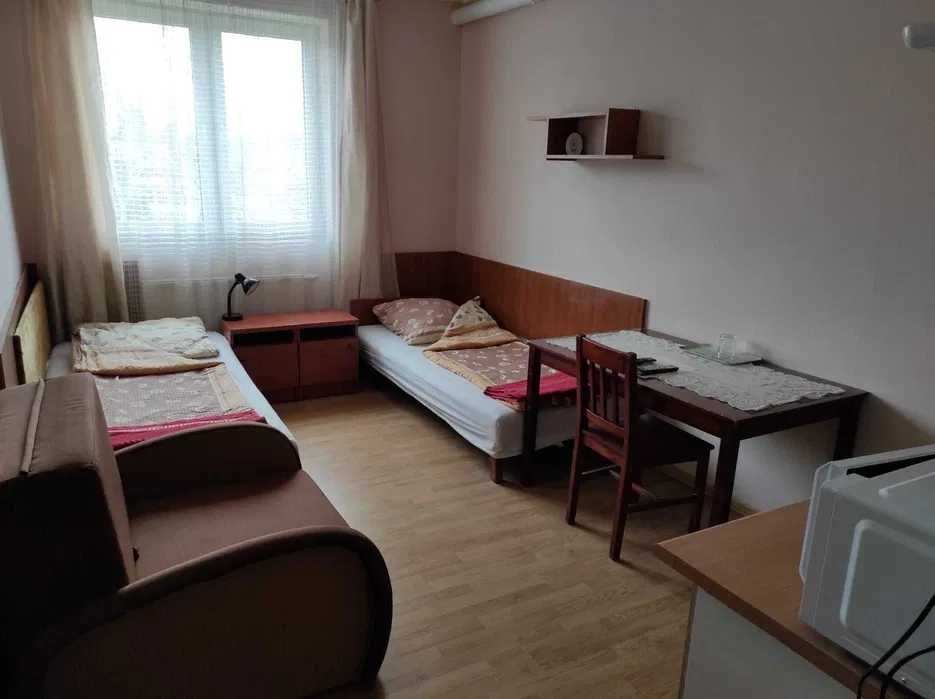 Pokoje pracownicze z łazienką i aneksem kuchennym Konstancin