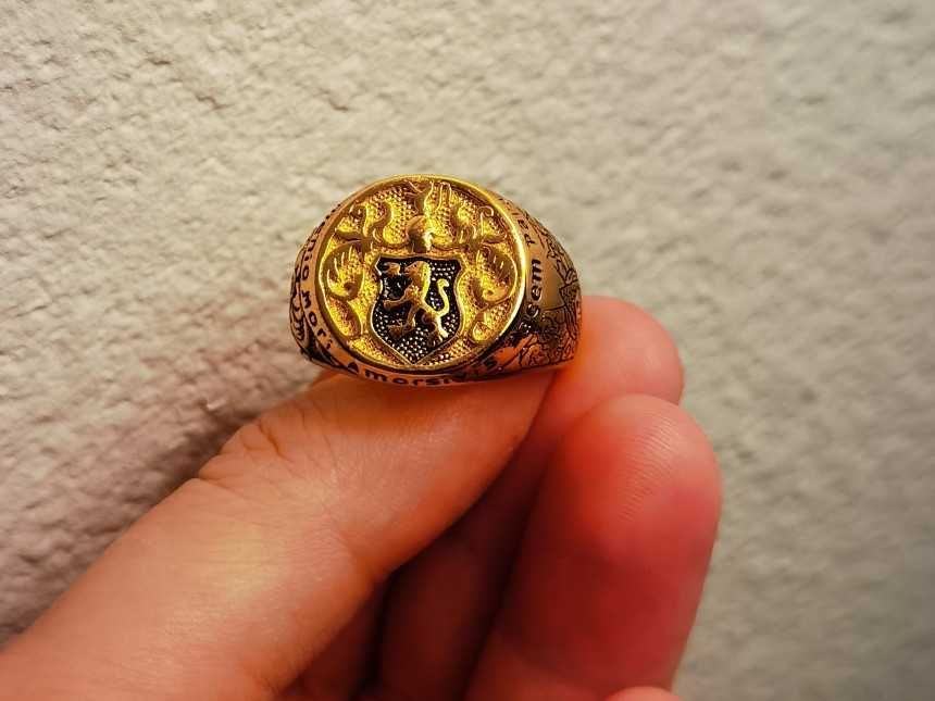 Pierścień sygnet iluminati.