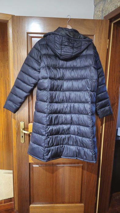 Casaco acolchoado comprido com capuz