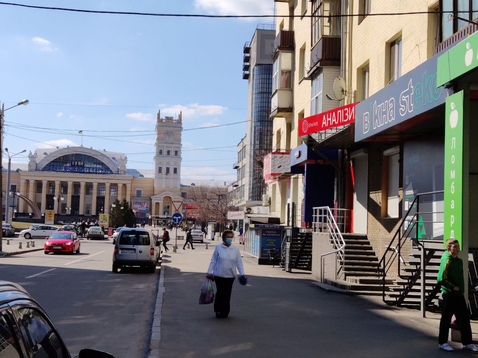 Южный вокзал 37м.кв. салон-магазин.