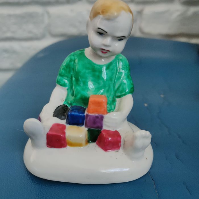 Статуэтка "Мальчик с кубиками"