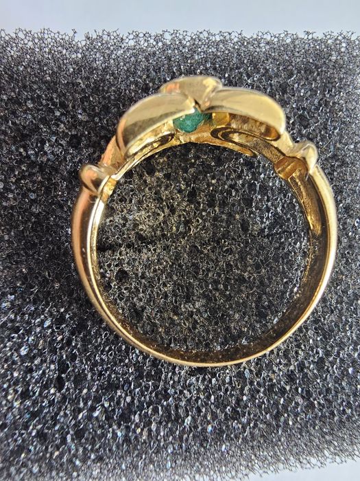 Anel ouro 19,2k com Esmeralda
