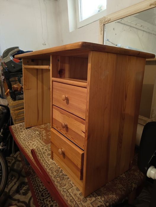 Biurko sosnowe z trzema szufladami.