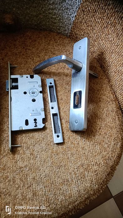 zamek do drzwi wewnętrznychz klamką osłonami