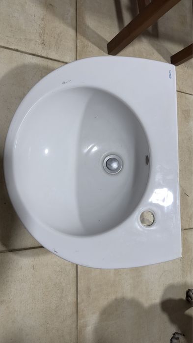 Material de casa de banho torneiras entre outras coisas