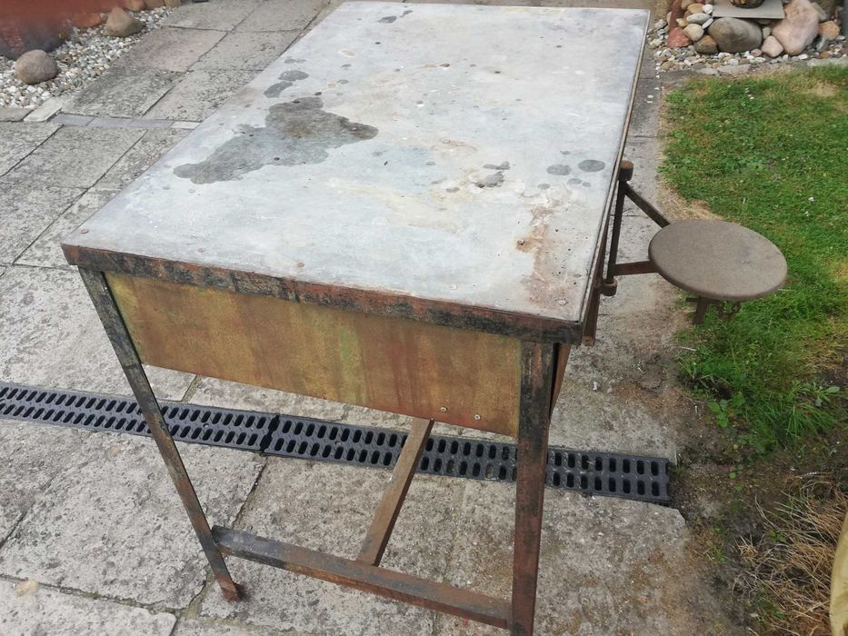 Stół warsztatowy z okresu PRL.