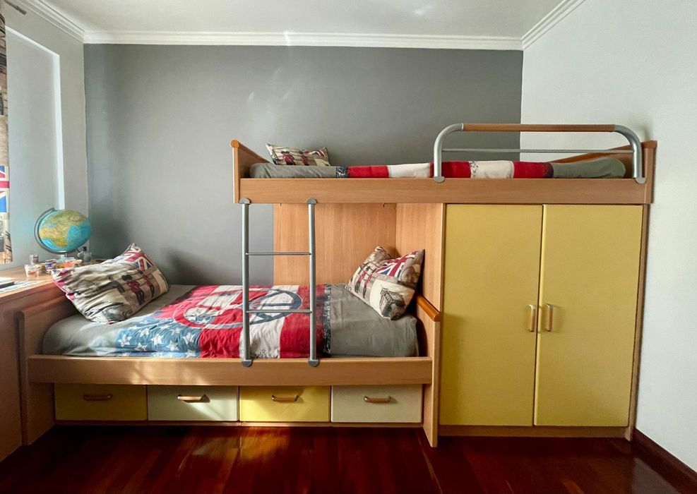 Secretária com arrumação