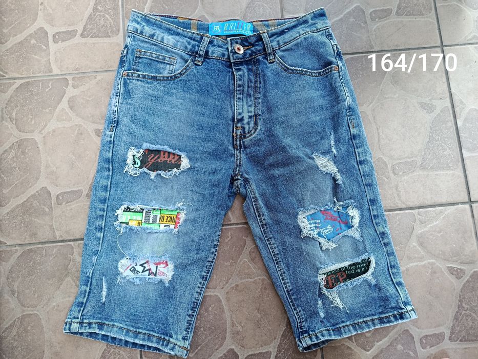 Krótkie spodnie jeansowe.