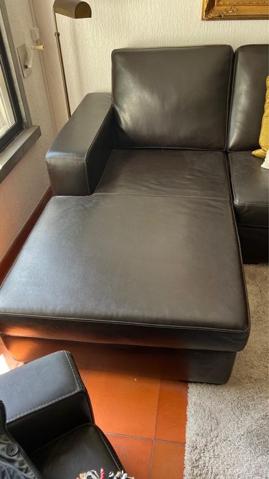 Sofá escuro com chaise longue