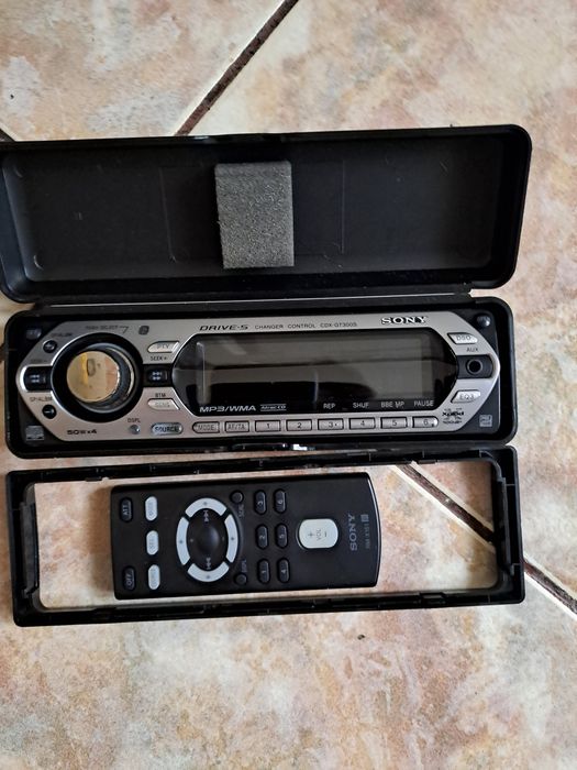 Radio samochodowe sony  z pilotem  CDX - GT 300S 50W×4