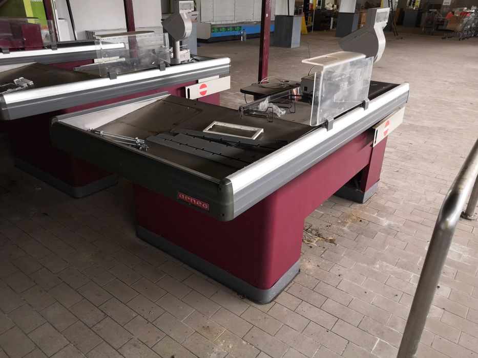 Caixa de saída de supermercado, com tapete rolante automático.