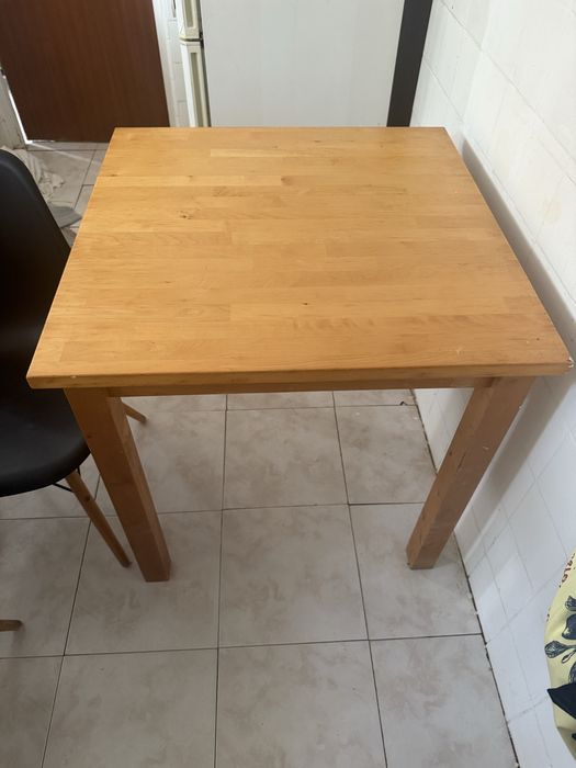Vendo mesa + 3 cadeiras