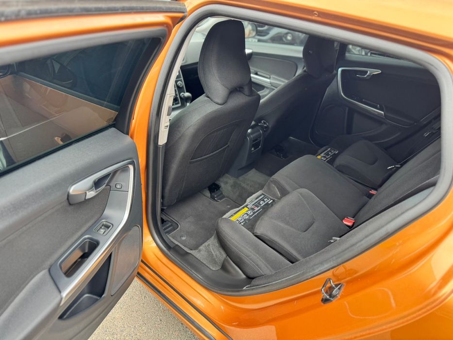 VOLVO V60 1,6 л. D2 не фарбований ВІДЕО