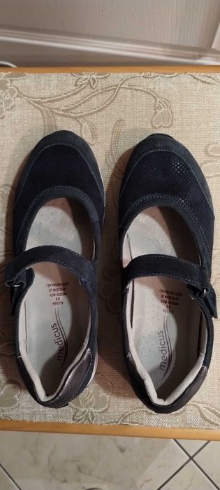 Sprzedam półbuty damskie ze skóry rozmiar 5 (odpowiednik około 37)
