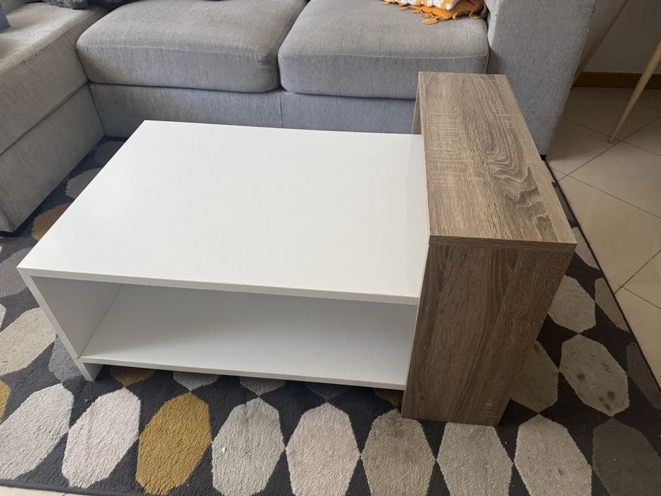 Mesa de centro branca com madeira