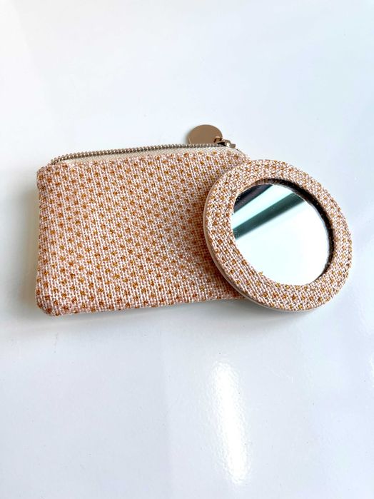 Pequena bolsa brilhante com espelho incluído