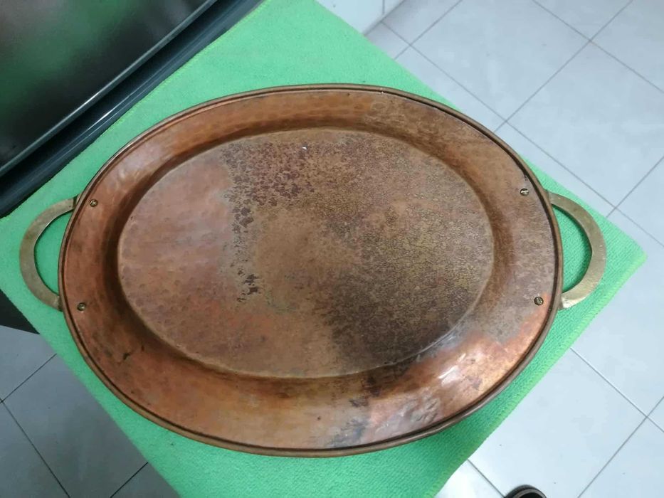 Tabuleiro antigo de cobre e pegas de latão.