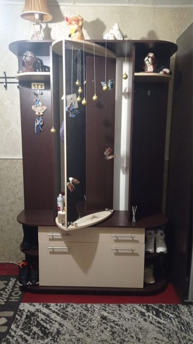 Прихожая в коридор с зеркалом!В хорошем состоянии!