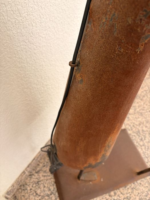 Candeeiro de pé em latão