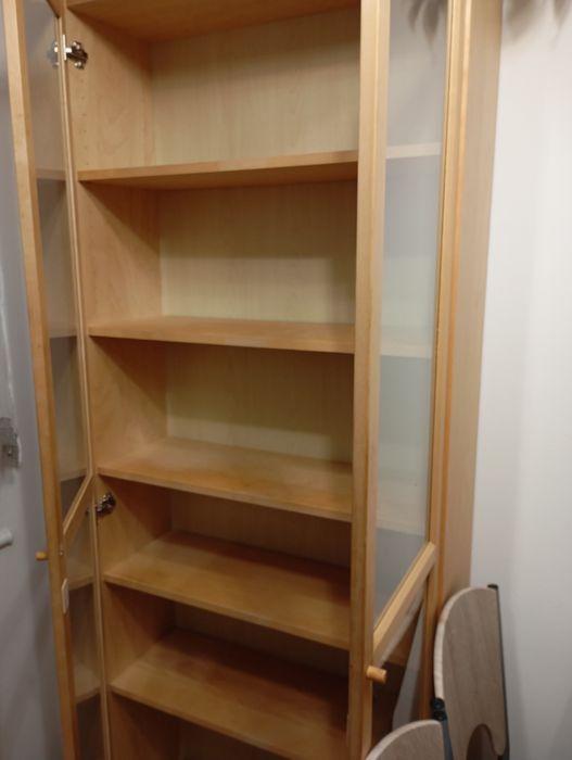 Witryna ze szklanymi drzwiami.