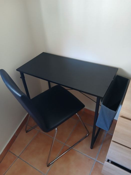 Mesa de computador com cadeira