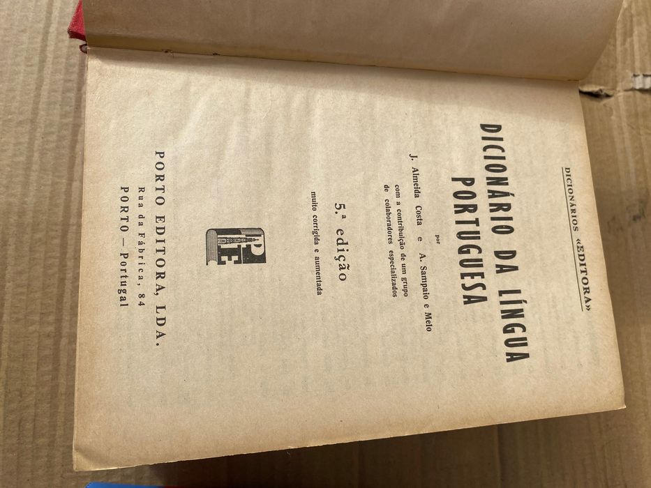 Dicionário da língua portuguesa e Oxford