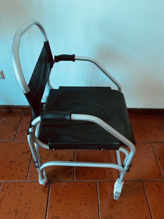 Cadeira sanitaria e banho com rodas e bacio
