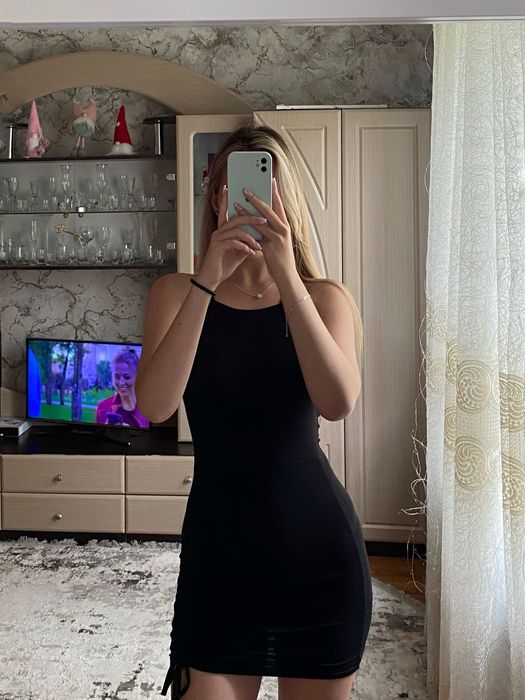 Чорна облягаюча сукня