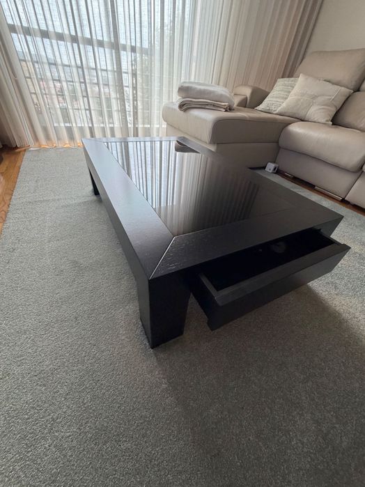 Mesa de centro preta com vidro