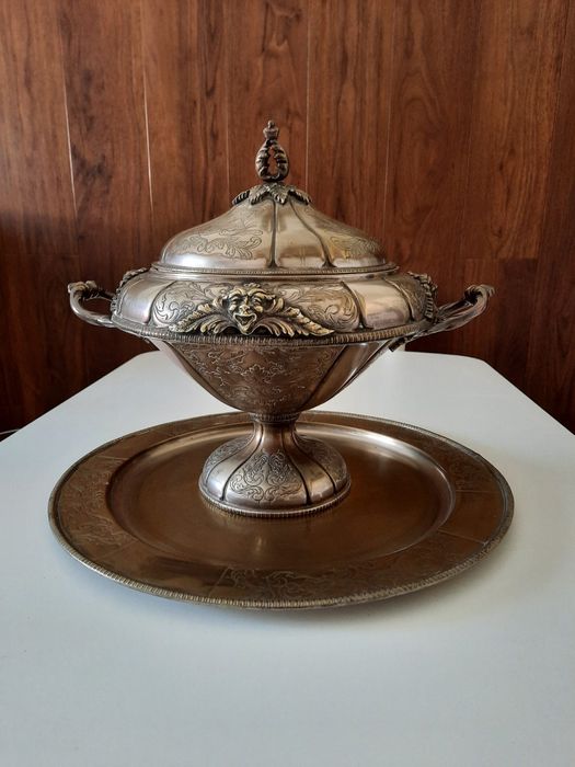 Terrina antiga em casquinha