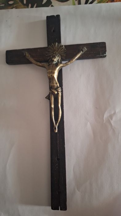 Crucifixo de Parede Antigo em Madeira e Bronze/Latão – Arte Sacra Popular